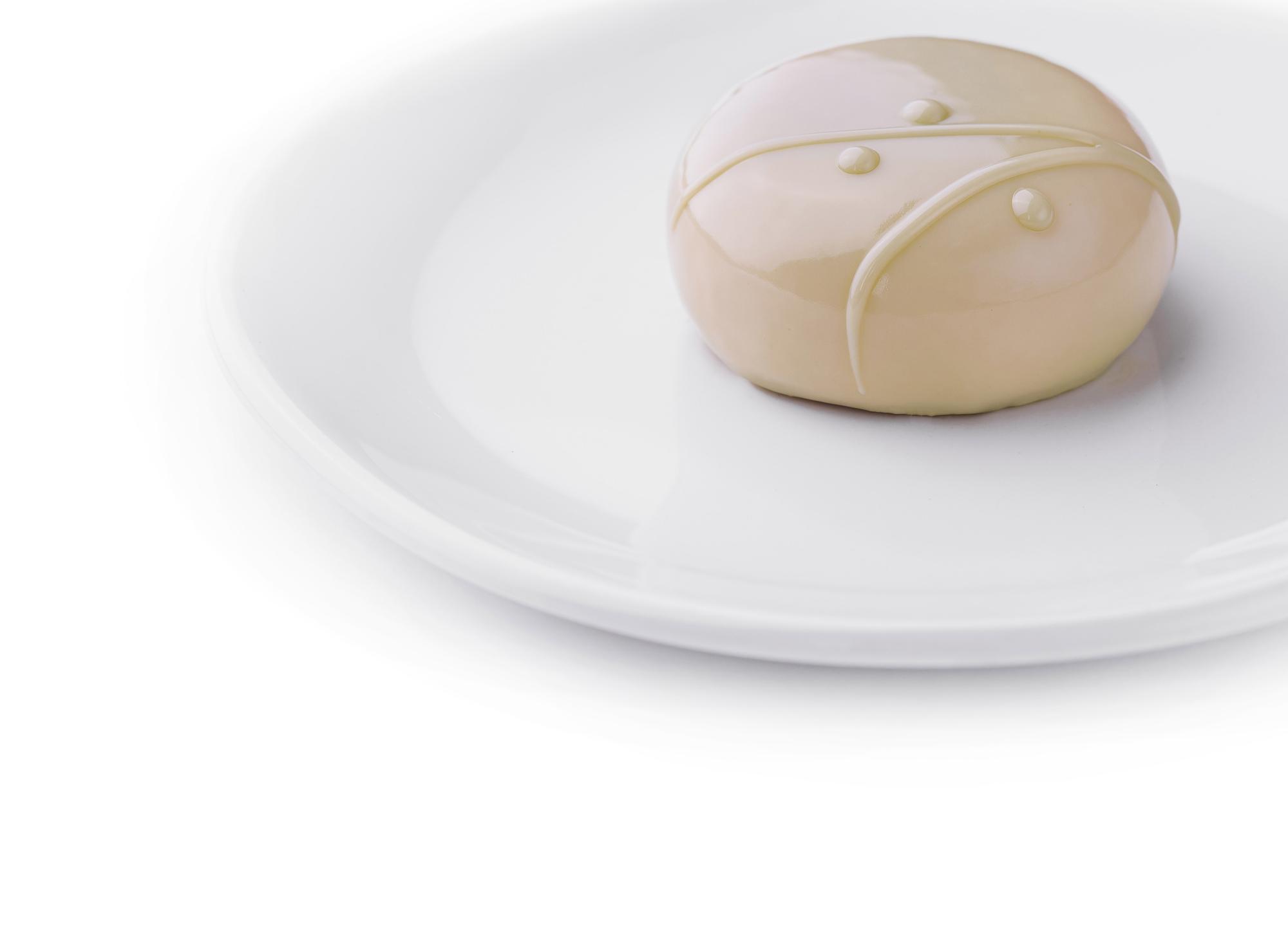 detal deseru na porcelanie